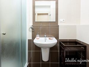 Pronájem bytu 1+kk, Praha - Kyje, Sicherova, 31 m2