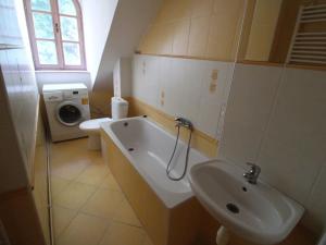 Pronájem bytu 2+1, Karlovy Vary, Pod Jelením skokem, 59 m2