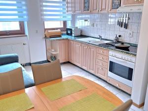 Prodej podílu 50/50 bytu 3+1, Karlovy Vary, Moravská, 77 m2