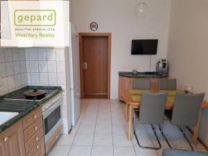 Prodej podílu 50/50 bytu 3+1, Karlovy Vary, Moravská, 77 m2