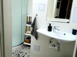 Pronájem bytu 1+kk, Praha - Bubeneč, Milady Horákové, 38 m2