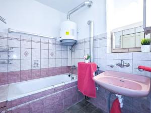 Prodej bytu 2+1, Pardubice, Sezemická, 59 m2