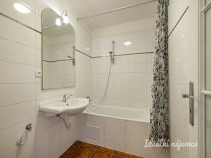 Pronájem bytu 2+kk, Praha - Troja, Hnězdenská, 44 m2