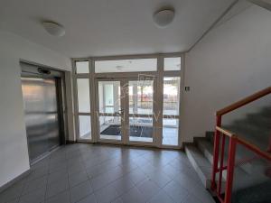 Pronájem bytu 1+kk, Praha - Běchovice, Českobrodská, 83 m2