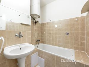 Pronájem bytu 1+kk, Praha - Podolí, Doudova, 33 m2