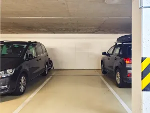 Pronájem garážového stání, Praha - Troja, Hnězdenská, 15 m2