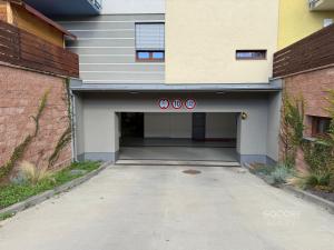 Pronájem garážového stání, Praha - Hostivař, Fojtova, 15 m2