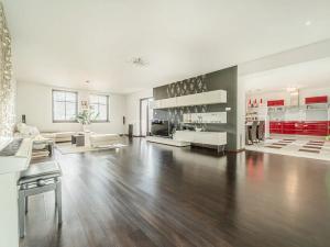 Prodej vícegeneračního domu, Praha - Dolní Počernice, Bakurinova, 395 m2