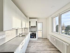 Pronájem bytu 3+1, Liberec - Liberec XIII-Nové Pavlovice, Bezová, 67 m2