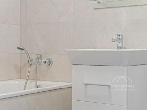 Pronájem bytu 1+kk, Praha - Chodov, Líbalova, 27 m2