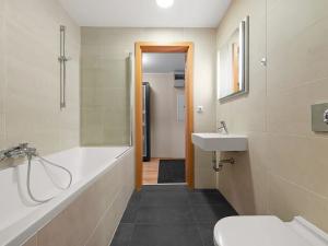 Pronájem bytu 1+kk, Praha - Žižkov, Ke kapslovně, 51 m2