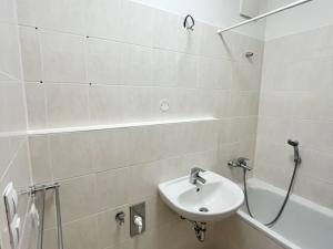 Pronájem bytu 1+kk, Karlovy Vary - Stará Role, Kryzánkova, 34 m2