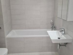 Pronájem bytu 1+kk, Praha - Hloubětín, Waltariho, 32 m2