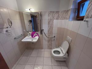 Pronájem rodinného domu, Charváty, 250 m2