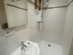 Pronájem bytu 1+kk, Praha - Prosek, Veltruská, 20 m2