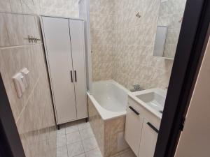 Pronájem bytu 2+kk, Praha, Podle Kačerova, 41 m2