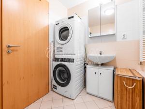 Pronájem bytu 2+kk, Praha - Liboc, Naardenská, 80 m2