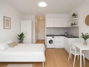 Pronájem bytu 1+kk, Praha - Strašnice, Sečská, 17 m2