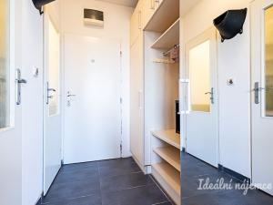 Pronájem bytu 1+kk, Praha - Záběhlice, Topolová, 30 m2