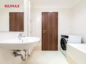 Prodej bytu 2+kk, Praha, V Háji, 58 m2