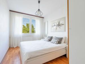 Prodej bytu 3+1, Praha - Kobylisy, Mirovická, 74 m2