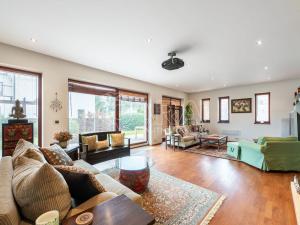 Pronájem vily, Statenice, U Školy, 364 m2