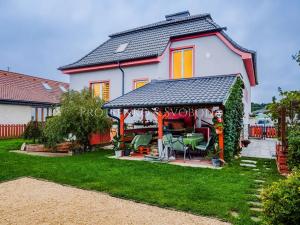 Prodej obchodního prostoru, Suchdol nad Lužnicí, Pražská, 180 m2