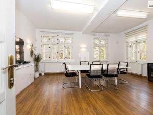 Pronájem kanceláře, Praha, Na dolinách, 200 m2