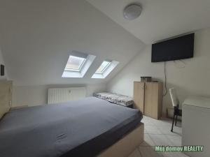 Pronájem bytu 2+kk, Praha - Smíchov, U Santošky, 50 m2