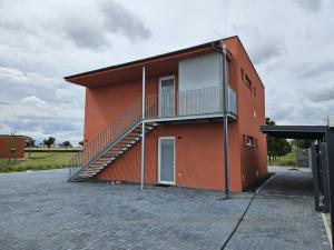 Pronájem skladu, Praha, Všetatská, 146 m2