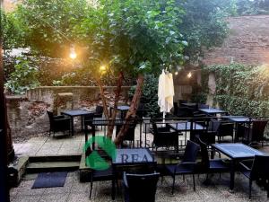 Pronájem restaurace, Praha - Nusle, náměstí Generála Kutlvašra, 300 m2