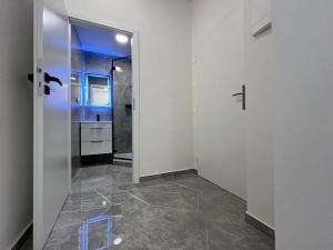 Prodej bytu 2+kk, Praha, Průběžná, 49 m2