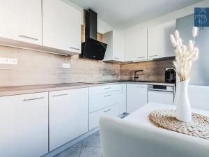 Prodej bytu 3+1, Praha - Újezd nad Lesy, Žárovická, 68 m2