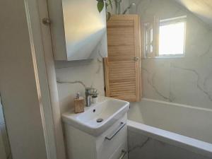 Pronájem bytu 2+kk, Praha - Ruzyně, Zbuzanská, 37 m2