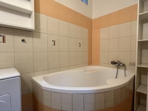 Pronájem bytu 2+kk, Ostrava - Poruba, Španielova, 55 m2