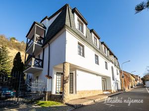 Pronájem bytu 1+kk, Praha - Hlubočepy, Pod Žvahovem, 28 m2