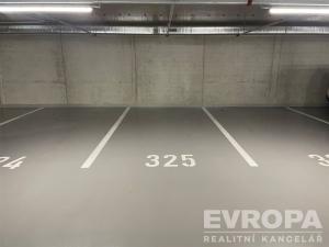 Pronájem garážového stání, Praha - Strašnice, Ramonova, 16 m2