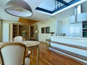 Prodej atypického bytu, Praha - Karlín, Šaldova, 194 m2