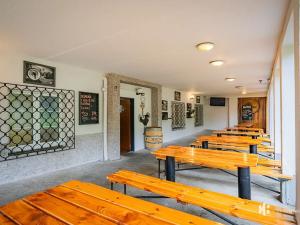 Pronájem restaurace, Praha - Strašnice, Gutova, 301 m2