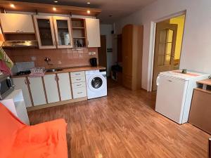 Pronájem bytu 1+1, Karlovy Vary, Maďarská, 36 m2