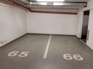 Pronájem garážového stání, Praha, Názovská, 18 m2