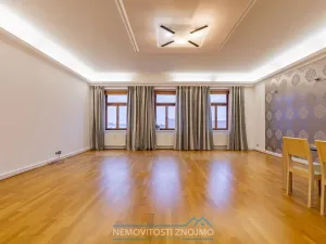 Pronájem atypického bytu, Znojmo, Horní náměstí, 260 m2
