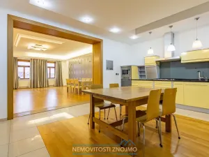 Pronájem atypického bytu, Znojmo, Horní náměstí, 260 m2