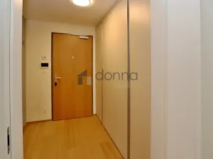 Pronájem bytu 1+kk, Praha, V třešňovce, 43 m2