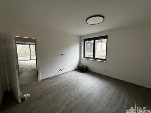 Pronájem bytu 2+kk, Jesenice, Hlavní, 42 m2