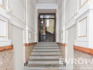 Prodej atypického bytu, Praha - Staré Město, U Dobřenských, 63 m2