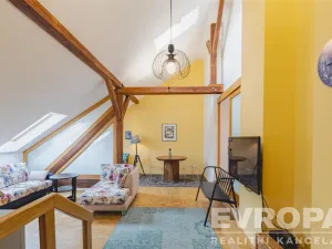 Prodej atypického bytu, Praha - Staré Město, U Dobřenských, 63 m2