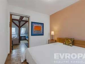 Prodej atypického bytu, Praha - Staré Město, U Dobřenských, 63 m2