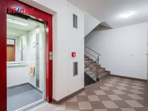 Pronájem garážového stání, Praha - Žižkov, Husitská, 13 m2