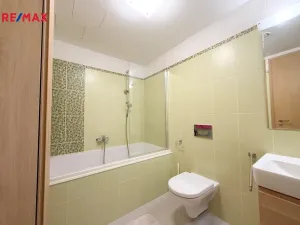 Pronájem bytu 4+1, Praha - Kobylisy, Služská, 86 m2